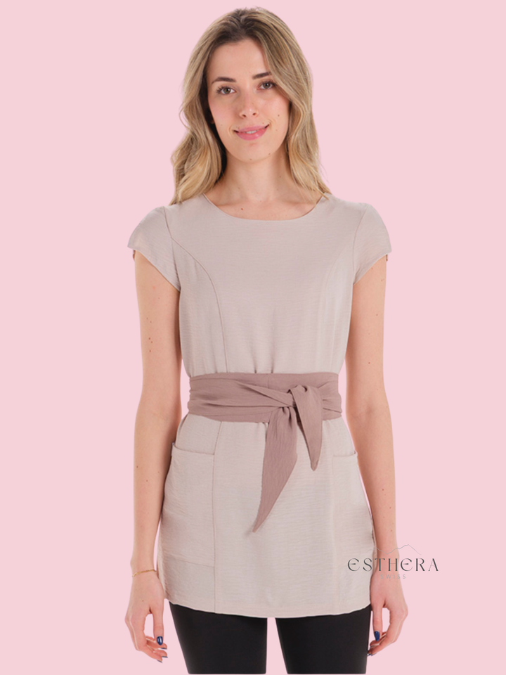 Tunique courte beige pour spa et esthétique.